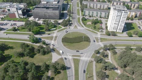 A-moving-drone-shot-of-a-roundabout-in-4K-in-Europe,-Baltics,-Estonia,-Tallinn-in-daylight-and-summertime