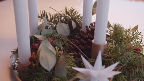 Colocar-Velas-En-La-Corona-De-Adviento-De-Navidad.