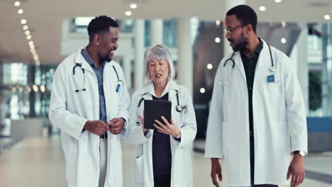 médicos, planificación y tableta para el hospital