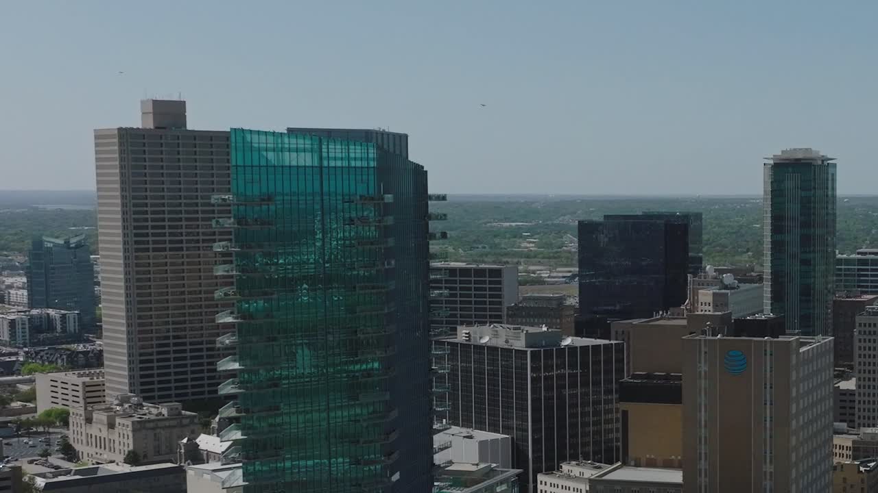 Vista dello skyline del centro di Dallas dall'alto che mostra edifici e cielo sereno