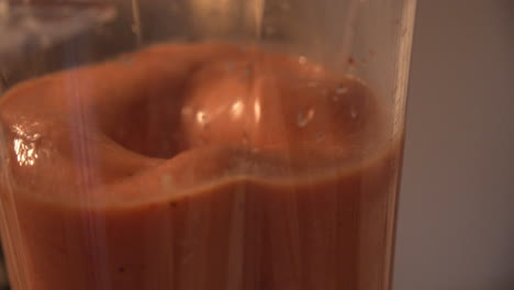 primer plano de una licuadora con un saludable jugo de frutas tropicales