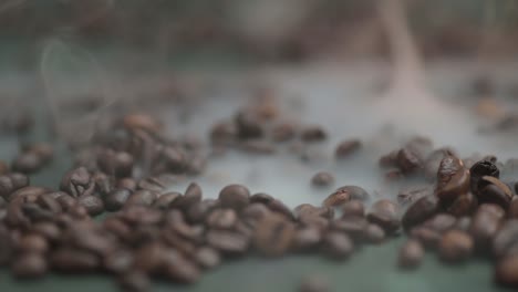 primer plano de un humo que se desvía sobre el grano de café