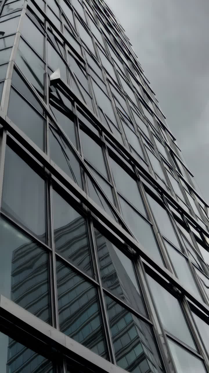 fachada de vidrio moderna de un rascacielos