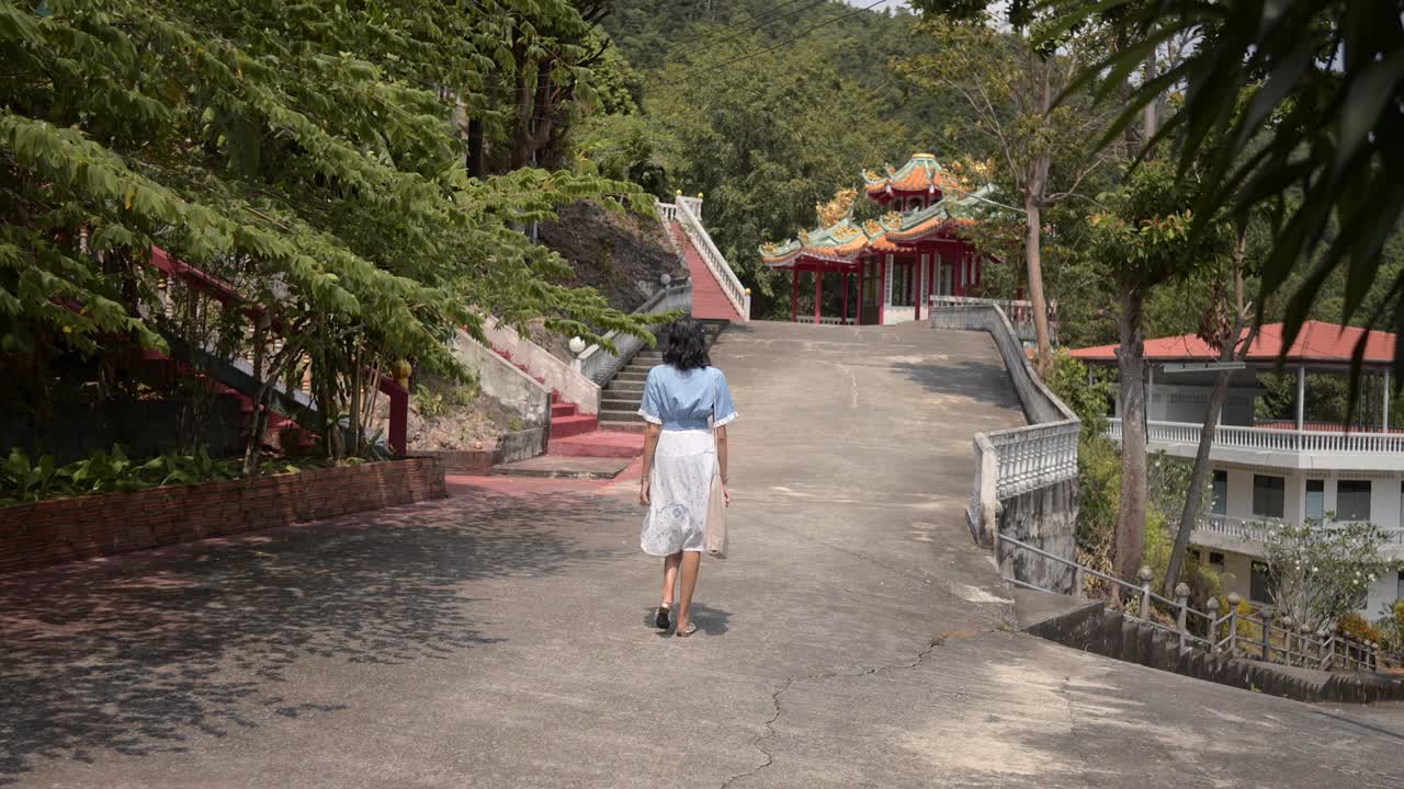 mujer camina en el área del templo asiático chino
