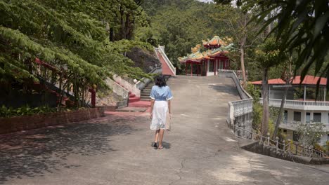 mujer camina en el área del templo asiático chino