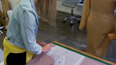 diseñador de moda fijando en la tela 4k