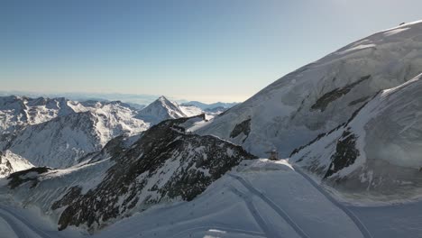 Luftaufnahme:-Felsiger-Und-Schneebedeckter-Berg-In-Den-Schweizer-Alpen