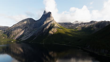 gigantesca montaña de granito de stetinden en narvik, condado de nordland, noruega