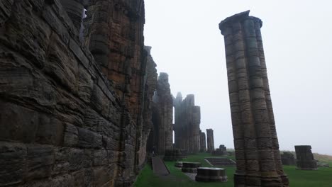 whitby abbey ahora abandonada y formalmente una abadía benedictina y está situada con vistas al mar en la costa este de inglaterra
