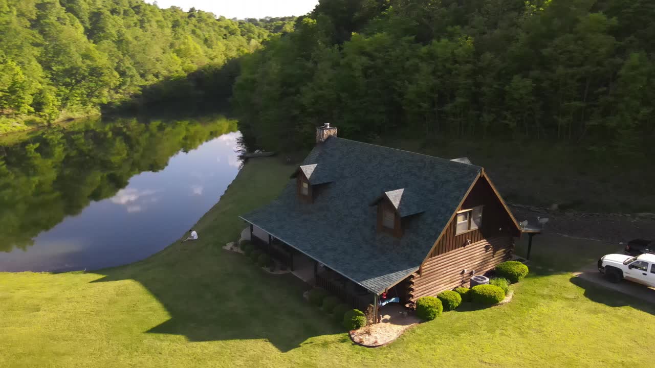 esta es una hermosa toma de una cabaña al costado de un lago privado