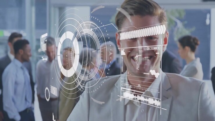 AR HUD vises over skulderen, mand i gråt jakkesæt vender sig, smiler mens HUD'en udvides og viser netværksdata.