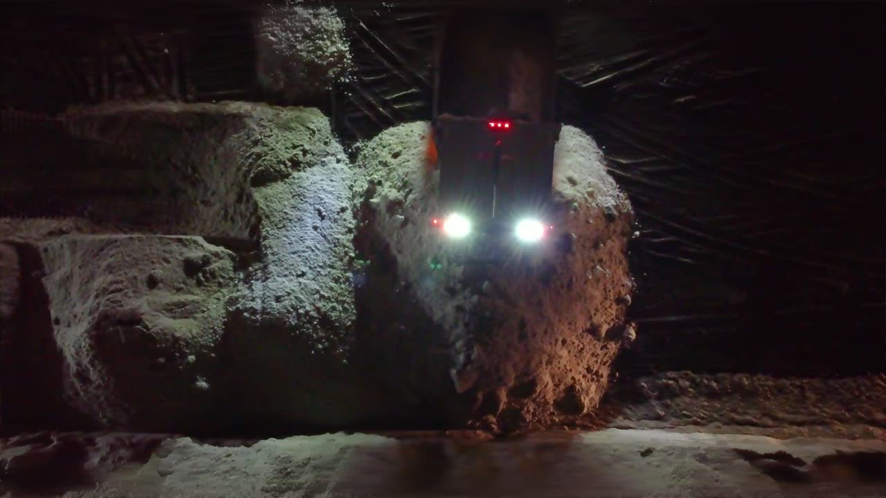 몬트리올에서 밤에 눈과 을 제거하는 무인기 작업의 드론 뷰