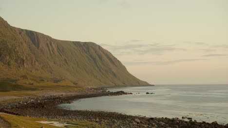 Wunderschöne-Küste-Der-Lofoten-In-Norwegen-Am-Abend