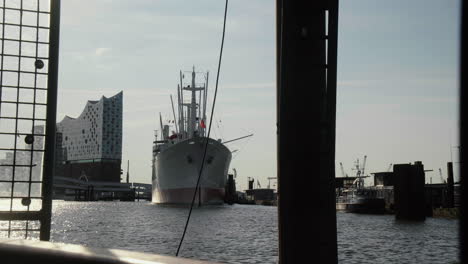 cap san diego parkplatz vor der hamburger elbphilharmonie an der elbe am frühen morgen