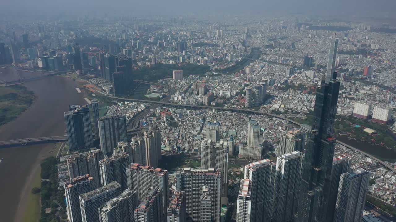 베트남의 랜드마크인 센트럴 파크, 사이곤 강, 호치민 시의 스카이라인을 한눈에 볼 수 있다.