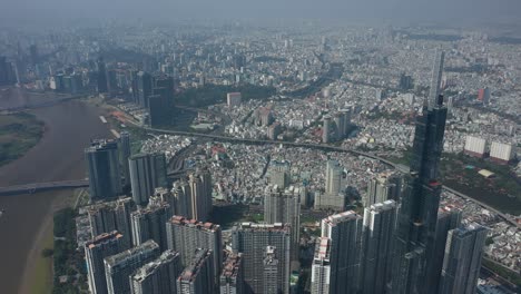 vista aérea del parque central, el río saigón y el horizonte de la ciudad de ho chi minh, vietnam en un día soleado