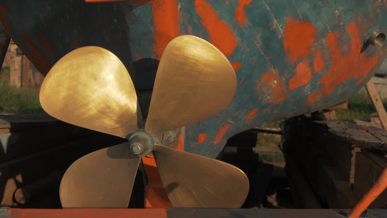 카벨 내장 어선의 프로펠러에 실시간으로 햇빛 반사