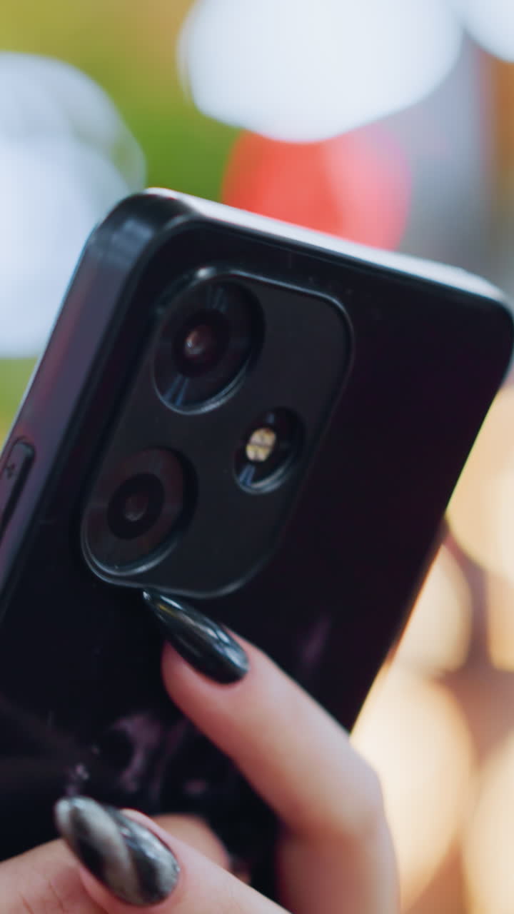 primer plano del teléfono siendo operado con un vibrante efecto de luz bokeh de colores en el fondo, destacando la tecnología de teléfonos inteligentes y la comunicación moderna en un entorno elegante y dinámico