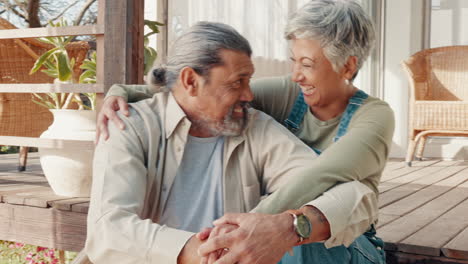 pareja mayor, abrazo y feliz mientras hablan al aire libre