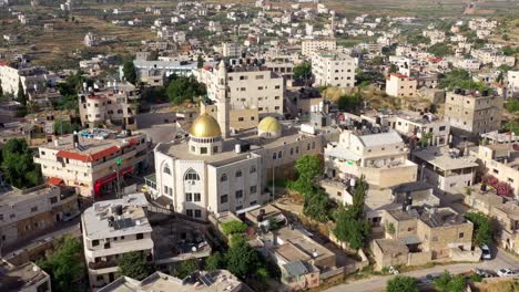 vista aérea de la mezquita de la cúpula dorada de hamas en la ciudad palestina de biddu, cerca de jerusalén