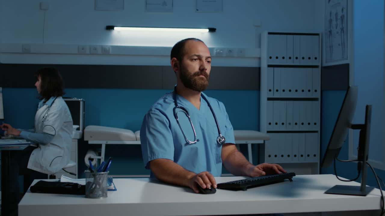 Medici e infermieri che lavorano al computer in una clinica