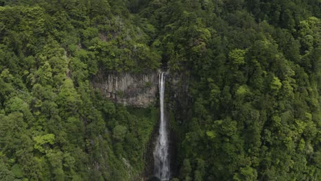 Toma-De-Drone-De-La-Cascada-Nachi-Taisha,-La-Más-Grande-De-Japón,-En-El-Sendero-Kumano-Dodo