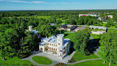 el castillo de keila-joa schloss cae en estonia, un punto de referencia aéreo en tallin