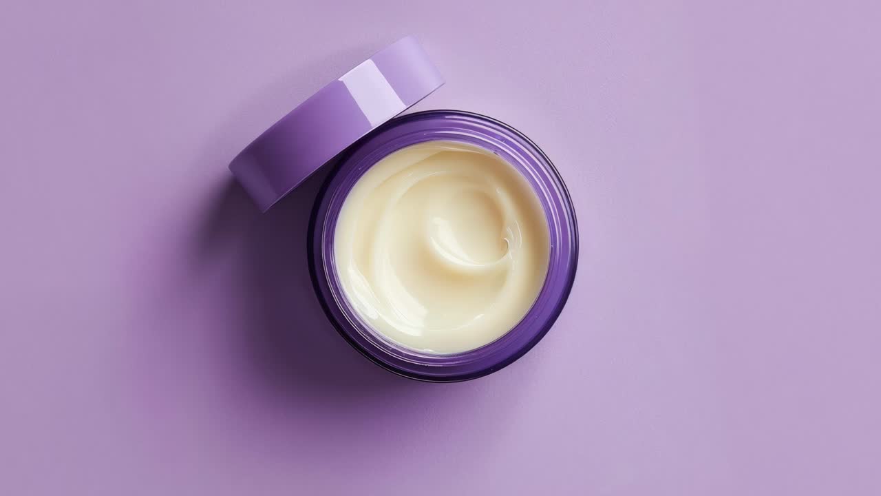 Tarro abierto de crema facial
