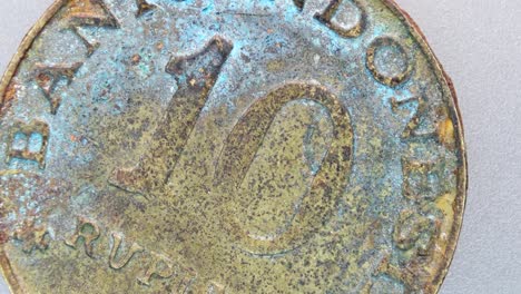 primer plano de monedas muy antiguas