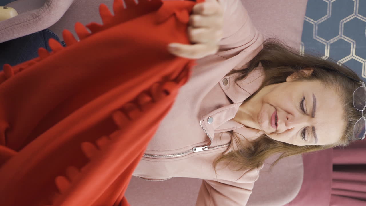 вертикальное видео женщины холодное и касается обогревателя.