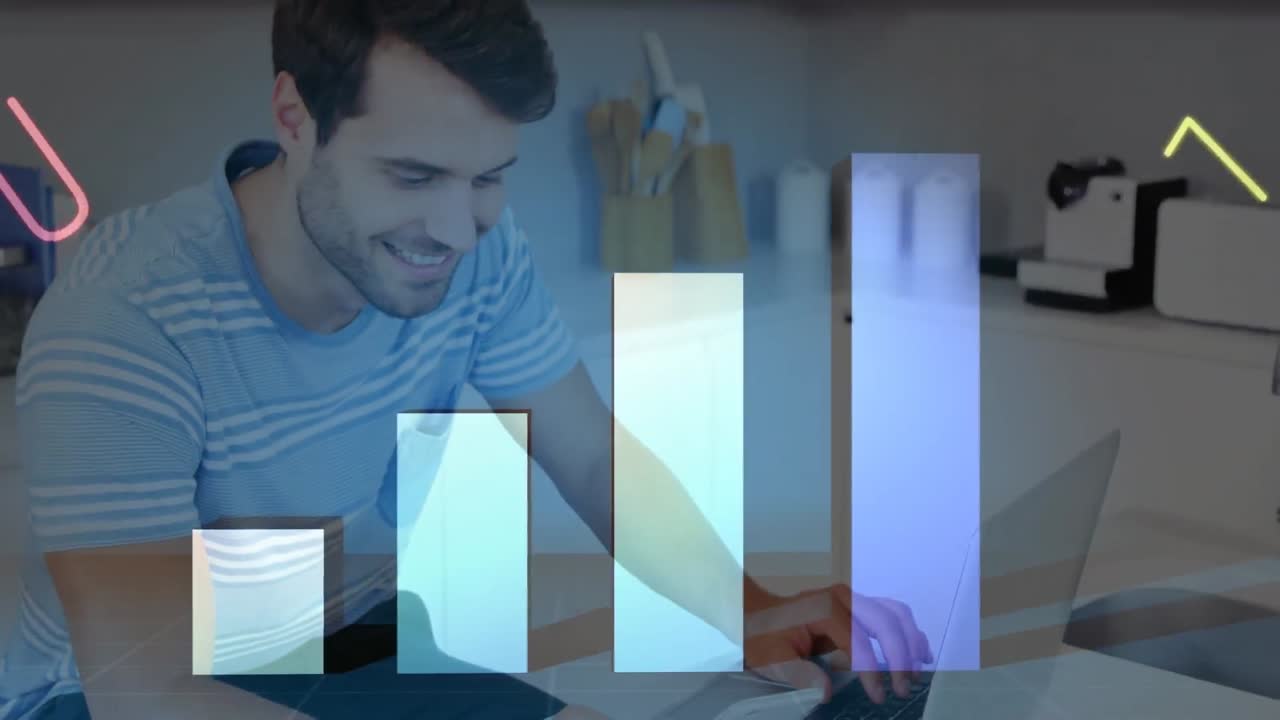 animación de datos financieros y gráficos sobre un hombre caucásico feliz usando una computadora portátil