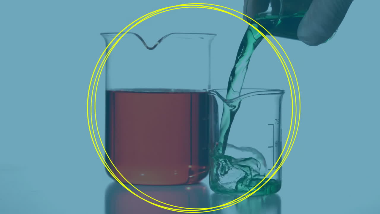 vertido de líquido verde en un vaso, animación de experimento químico con círculos amarillos