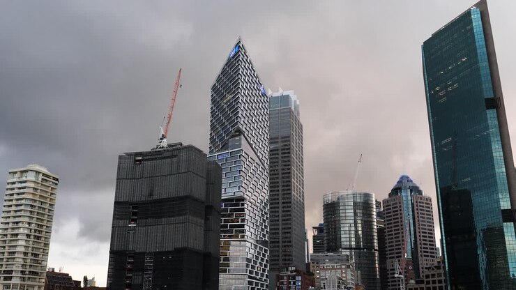 Edifícios do distrito financeiro central de Sydney. Dia nublado.