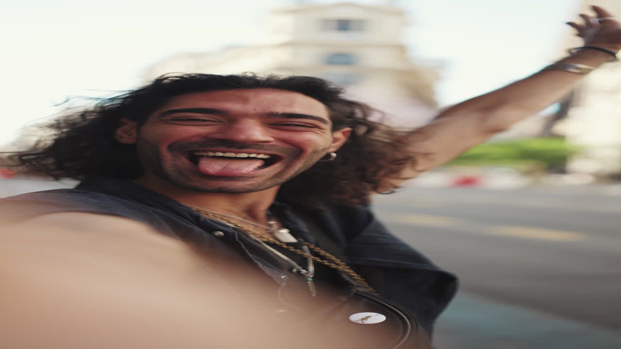 Homem feliz tirando uma selfie na rua