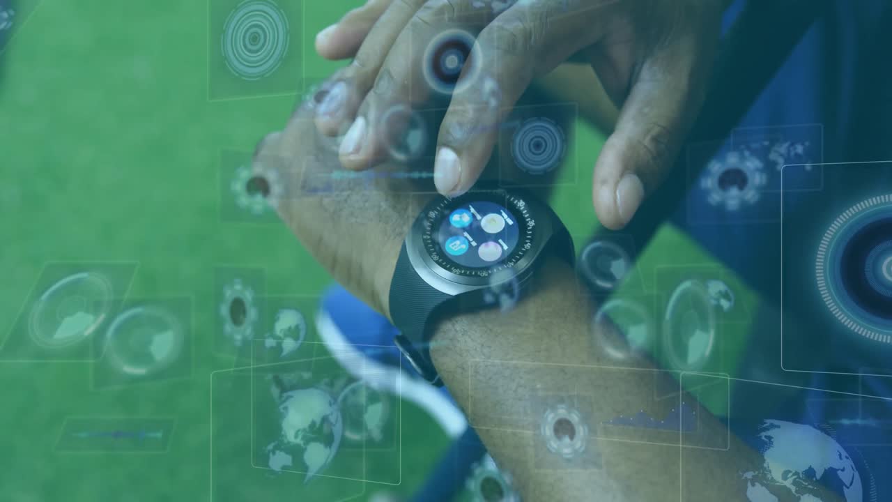 animación de escaneos y procesamiento de datos en pantallas sobre el hombre comprobando el reloj inteligente