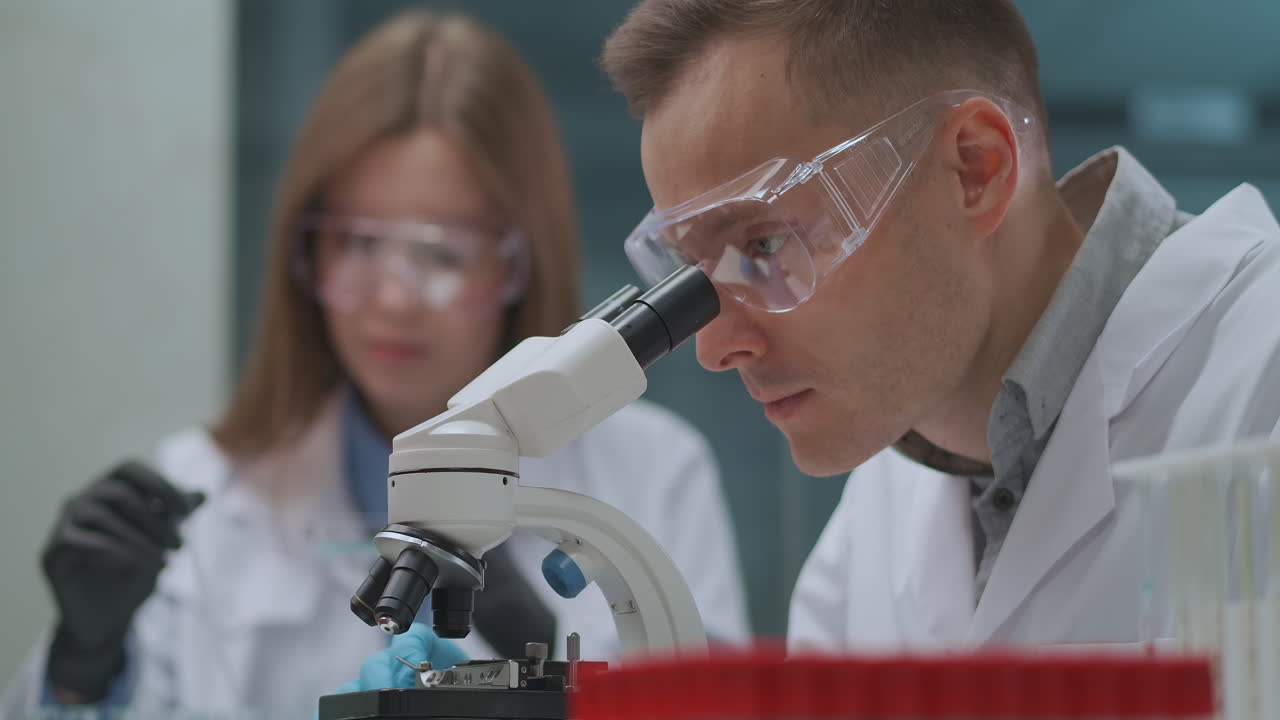 investigación de laboratorio y desarrollo de vacuna contra la pandemia de coronavirus de covid-19 y la industria farmacéutica un par de virólogos están analizando muestras