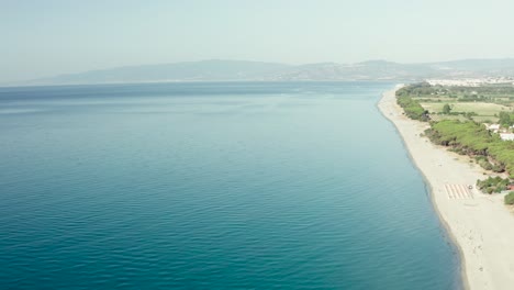 Vista-Aérea-Del-Hermoso-Mar-Y-La-Playa-En-Un-Día-Soleado,-Simeri-Mare,-Calabria,-Sur-De-Italia