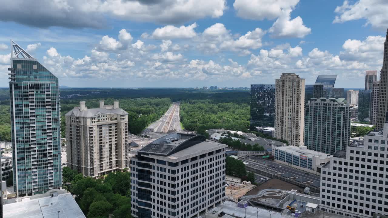vista aérea de rascacielos cerca del área del centro comercial lenox en atlanta, georgia