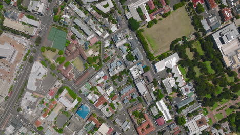 Imágenes-Panorámicas-De-Arriba-Hacia-Abajo-De-Edificios-Y-Calles-En-Un-Barrio-Urbano.-Vehículos-Circulando-Por-Las-Carreteras-De-La-Ciudad.-Ciudad-Del-Cabo,-Sudáfrica