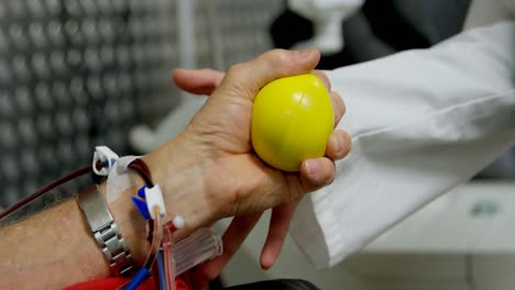 médico chequeando hombre mayor donando sangre 4k