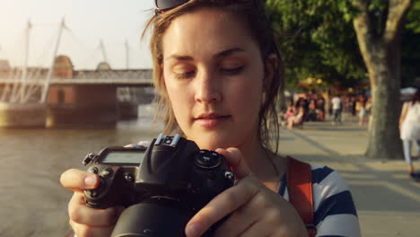 Touristischer-Reisefotograf,-Der-Die-Stadt-London-Bei-Sonnenuntergang-Fotografiert