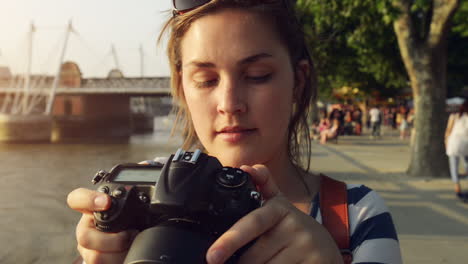 fotógrafo de viajes turísticos fotografiando la ciudad de londres al atardecer