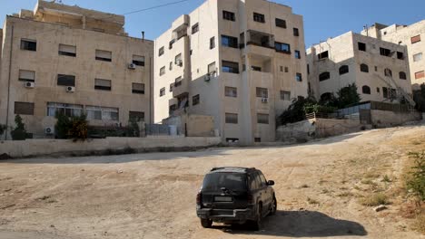 SUV-Coche-Estacionado-En-El-Barrio-Con-Vistas-Al-Edificio