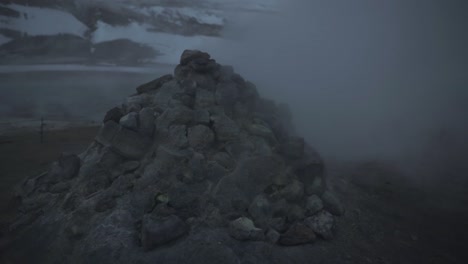 vapor saliendo de piedras en islandia