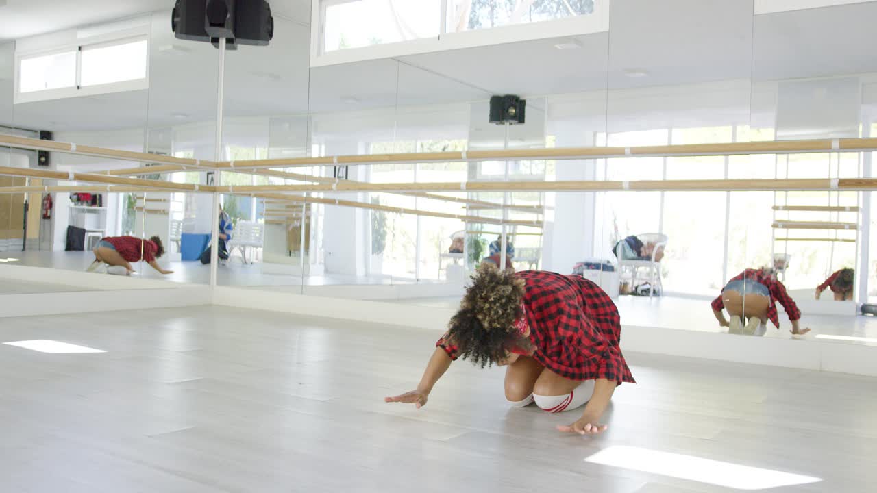 mujer con pantalones cortos se estira sobre las manos y las rodillas