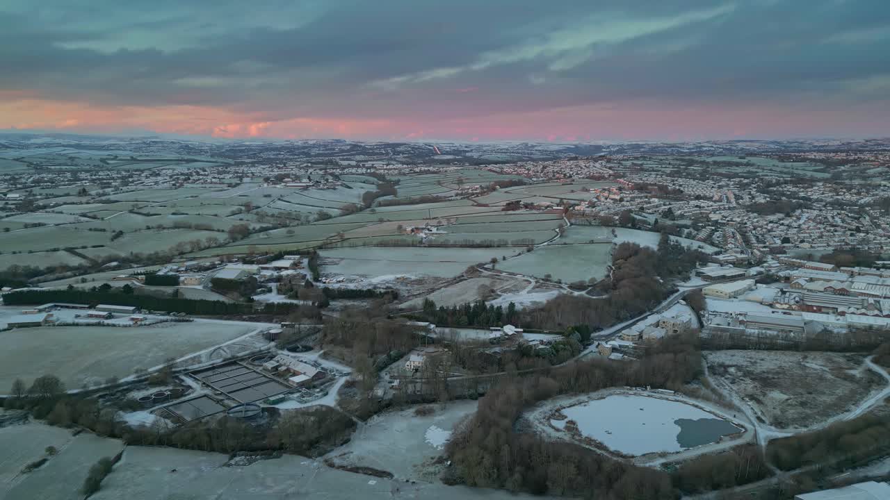 Filmato aereo cinematografico di un delicato cielo rosa e blu all'alba in un freddo inverno.