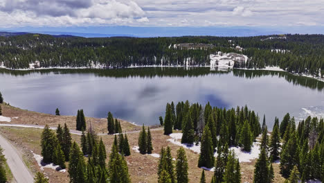 Drone-flyover-of-a-lake-at-the-summit-of-Grand-Mesa-in-the-San-Juan-National-Forest,-Colorado