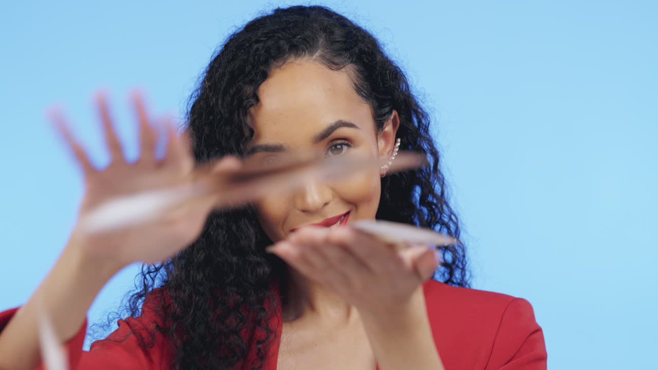 riqueza, rico y retrato de una mujer con dinero