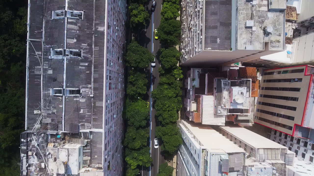 Vista aérea cenital descendiendo sobre una concurrida calle de Río con taxis amarillos
