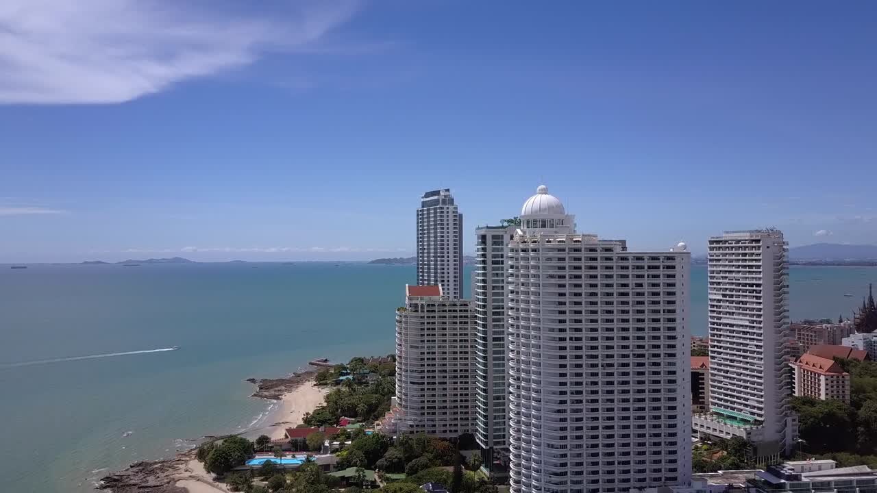 해변에 있는 초고층 건물. 해안선의 파노라마 공중 촬영.